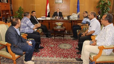 محافظ دمياط يلتقي مجلس إدارة المجمع الإسلامي بالسنانية (صور)