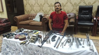 القبض على عاطل حول منزله ورشة لتصنيع الأسلحة الآلية بالمرج