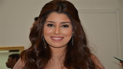 شاهد.. آيتن عامر ومنال سلامة في غرفة الماكياج قبل افتتاح مهرجان الإسكندرية (صور)