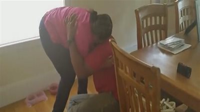 شاهد لحظة انهيار شاب بسبب رؤيته لأمه بعد عشر سنوات 