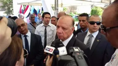 محافظ القاهرة ووزير النقل يستقلان أتوبيس نقل عام‎ 