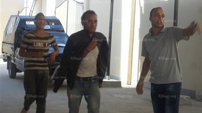 لحظة الإفراج عن الناجيين من غرق مركب الموت بالبحيرة (صور)