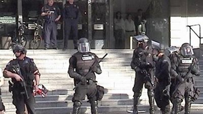 إعادة فتح صالة ركاب بمطار بنيويورك بعد العثور على سيارة مشبوهه  