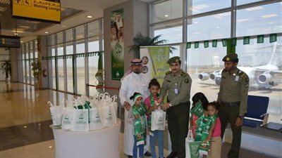 جوازات مطار جازان تحتفل مع المسافرين باليوم الوطني