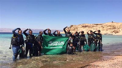 فريق الغوص ضد المخلفات بتبوك يحتفل باليوم الوطني