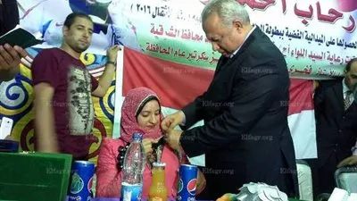 محافظ الشرقية يُكرم بطلة رياضية  لحصولها على الميدالية الفضية لرفع الأثقال (صور)