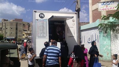 سيارات القوات المسلحة  تبيع سلع غذائية بأسعار مخفضة في شوارع بيلا (صور)