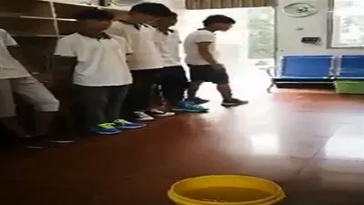 ردة فعل معلم وجد مع الطلبه موبايلات في الفصل!