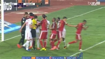 بالفيديو.. لاعب الوداد يضرب ستانلي بدون كرة ورد فعل غريب من الحكم