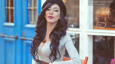 أناقة وأنوثة الفستان الرمادي بعدسة 