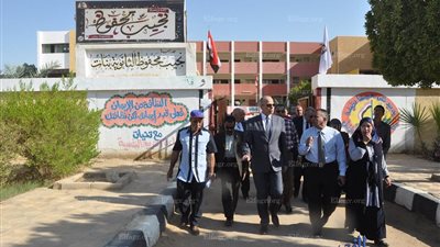 محافظ الوادي الجديد يحضر طابور الصباح في أول أيام الدراسة (صور)