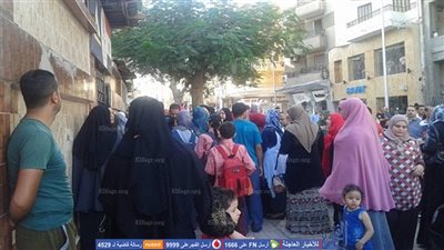 تكدس التلاميذ أمام مدرسة بالمنوفية.. والمسؤولين: