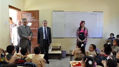 تعليم القليوبية: تشكيل لجنة للتأكد من وصول المقررات الدراسية للطلاب