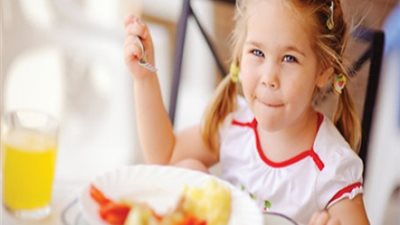 المواد الغذائية الصحية التي يجب تواجدها في وجبة فطور أطفالك   