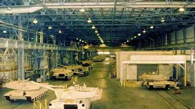 وفد من كلية القادة والأركان يزور مصنع إنتاج وإصلاح المدرعات