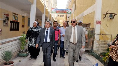 اليوم الأول للدراسة بالقليوبية..جولة المحافظ ومدير الأمن علي مدارس بنها ..وهروب الطلاب بالخانكة (صور)
