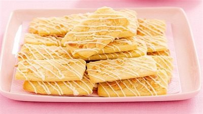 طريقة تحضير بسكويت باللوز والشيكولاتة البيضاء