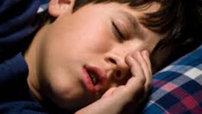 دراسة: شخير الطفل يقلل من مستواه الدراسي