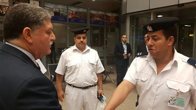 تكريم أمين شرطة  بمطار القاهرة ضبط 