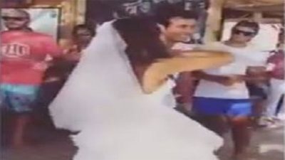 أغرب حفل زفاف لعروسين مصريين على الشاطئ (فيديو) 