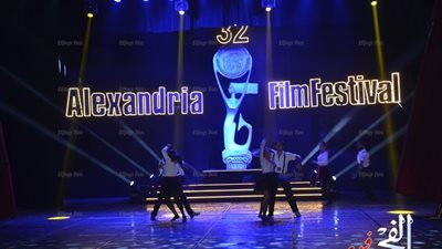 انطلاق حفل ختام مهرجان الإسكندرية السينمائي بإستعراضات راقصة وتقديم بشرى ..(صور)