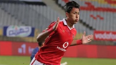 عمرو جمال يكشف حقيقة إلقاء قميص الأهلي على الأرض 