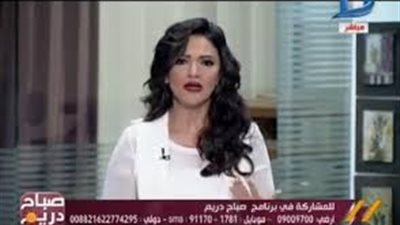 مذيعة 