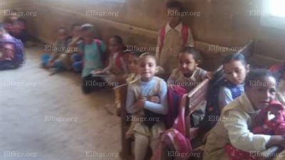 طالبات إحدى المدارس الإبتدائية بالمنوفية يبدأن عامهن الدراسي على 
