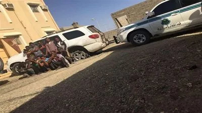 القوات الخاصة لأمن الطرق تحبط تهريب 12 مجهولاً بالباحة