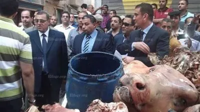 ضبط 5 أطنان لحوم فاسدة داخل ثلاجة بشارع السنترال بالفيوم