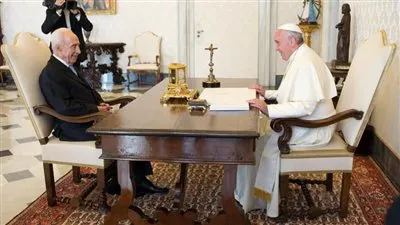 هاآرتس: فرانسيس وأوباما وكلينتون يشاركون بجنازة 