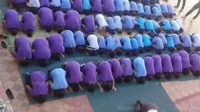 مدرسة ببورسعيد تقيم صلاة الظهر جماعة بفناء المدرسة 