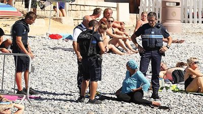 الإندبندنت: فرنسا تفتتح شاطئا للعراة وتمنع المسلمات من ارتداء 