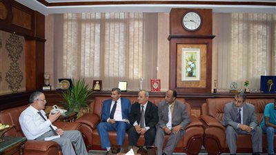 محافظ المنيا يبحث مع وفد حماية النيل مشاكل الري ويتفقد التعديات علي النهر