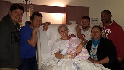 فتاة أسترالية تُنجب طفل شقيقها! (صور)