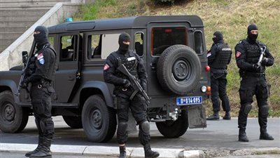 اعتقال مسئولًا بشرطة كوسوفو للاشتباه بتورطه فى أنشطة إرهابية بصربيا 