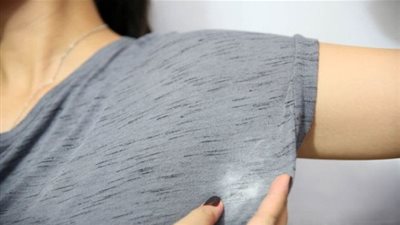 أسهل طرق طبيعية لإزالة بقع العرق من الملابس