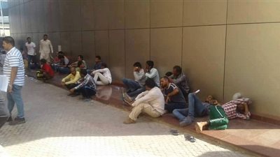 كفيل سعودي يحتجز 32 مصريا ويمنع عنهم الطعام.. ويستغيثون بالخارجية لإعادتهم