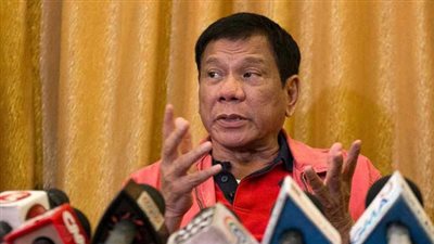 رئيس الفلبين يشبه نفسه بالزعيم النازي 