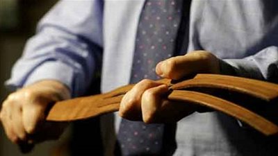 معلم يبتكر طريقة عقاب جديدة تثير جدل على مواقع التواصل الاجتماعي! (فيديو)