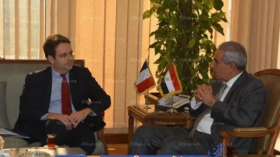 وزير الصناعة يبحث مع نظيره الفرنسي سبل تعزيز العلاقات الاقتصادية بين البلدين