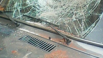 مختل عقلياً بالمنوفية يثير حالة رعب أمام المستشفى التعليمى بشبين الكوم (صور)