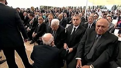 حقيقة الصورة الفاضحة لوزير الخارجية في جنازة 