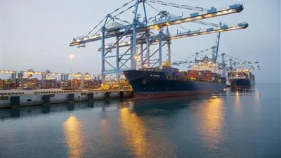 تأمين محور قناة السويس يضبط أسلحة بيضاء وأجهزة لاسلكي وأجهزة تتبع