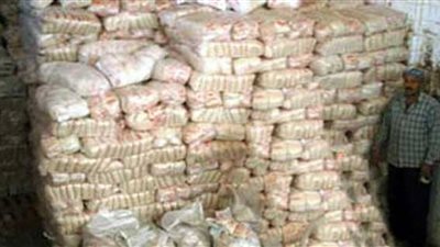 حبس 3 بقالين تموينيين لتصرفهم في 12 طن سكر مدعم بالبحيرة