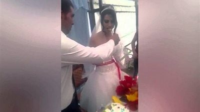عروسان يتشاجران خلال حفل زفافهما بسبب الكعكة