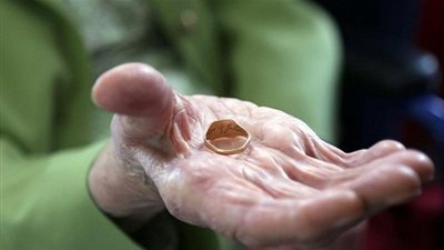 خاتم زفاف يرجع إلي صاحبه بعد 37 عاماً من فقدانه