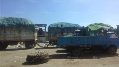 تواصل أعمال إخلاء محطة الزياتين من القمامة ونقلها إلى مطروح (صور)