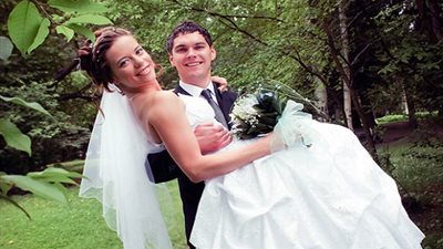 عريس يتعرض لموقف محرج بعدما فشل في حمل عروسته (فيديو)