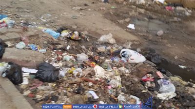 شوارع عمارات «الأوقاف » بكفرالشيخ تغرق في مياه الصرف الصحي ..والأهالي «سلكوا البيارات» (صور)